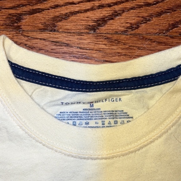 ✨HOST PICK✨ Men’s Tommy Hilfiger tshirt - Picture 3 of 6